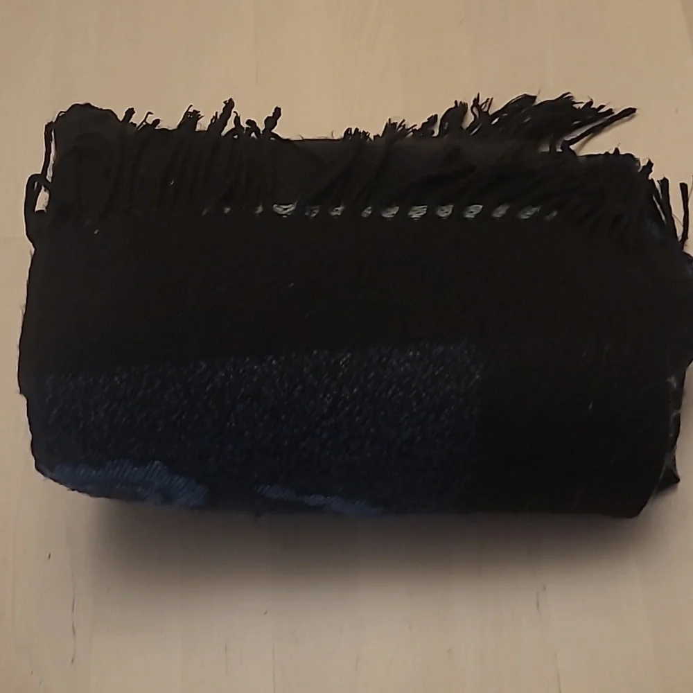 GENTLY WORN Charlie Paige One Size Fits All Paisly Printed Acrylic Fringed Shawl - Picture 13 of 13